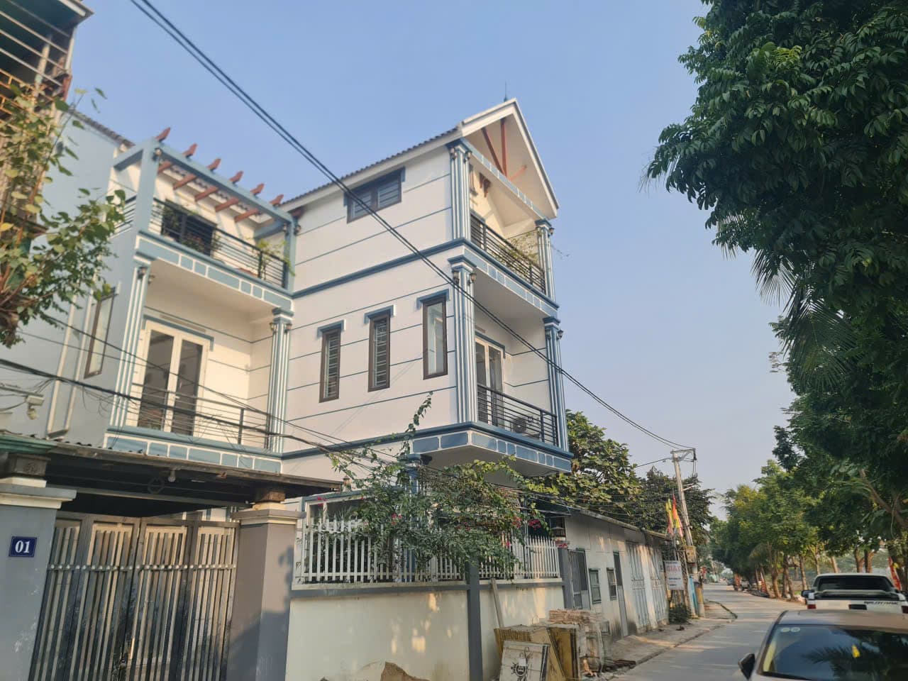 Nhà phố với mảng xanh và bề mặt sáng